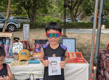 一個男孩拿著 廢材fadechai插畫家幫他速寫的人像畫，站在攤位面前