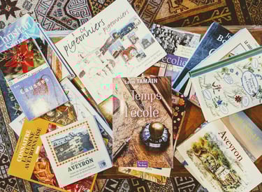 un tas de livres sur un tapis