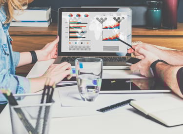 Profissionais da VECapatal realizando análise financeira e cálculo de valuation em notebook