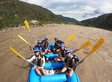posando en una balsa de rafting por el rio chicamocha 