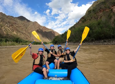 personas felices practicando rafting y posando en el cañon 