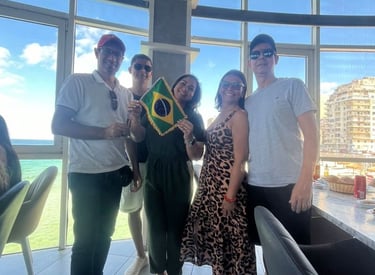 GRUPO DE TURISTAS DE BRASIL DURANTE O PASSEIO PARA ALEXANDRIA ALMOCANDO NUM RESTAURANTE A BAIRA DO MAR