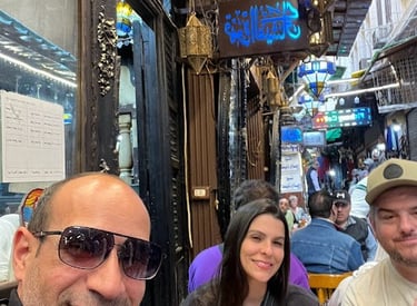 tomando cha num dos cafes mais famosos em cairo , cafe al fishawi em khan el khalili ,com grande jornalista Ricaperrone