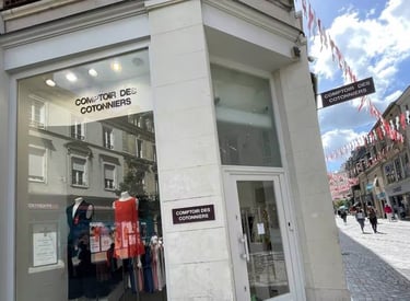 Façade d'une boutique nettoyer par Oxoclean sur une rue de Dole, avec grandes vitrines et enseignes