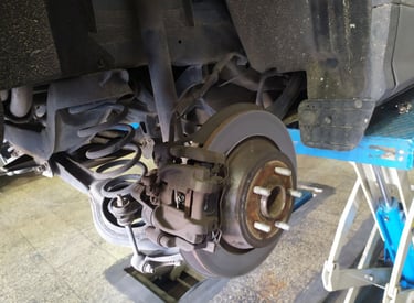 disco freno di un'auto nell'officina Spione