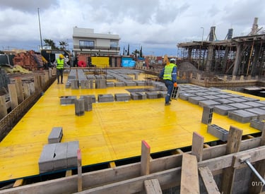 Livraison des poutrelles précontraintes pour dalle réticulée sur chantier villa Marrakech