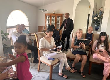 Ofrecemos estudios biblicos en los hogares, via correo postal o por medio de Zoom.