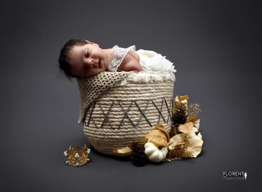 studio-photo-bebe-allongé-petit-panier-dort florent-studio-photographe-boulogne-sur-mer-lille-le-touquet-paris-calais-lumbres