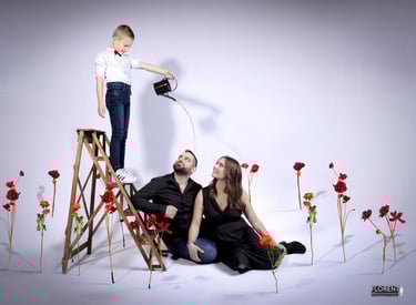 photo-studio-saint-omer-lumbres-jeune-garasson-arrose-ses-parents-dans-un-champ-de-fleurs-humour-florent-studio-lille-photogr