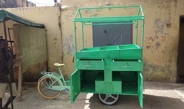 Chariot métallique fonctionnel peint en vert, conçu sur mesure à Dakar