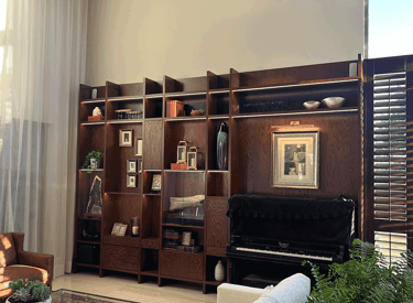 Librero de madera y piano en sala residencial elegante | KARÄNA