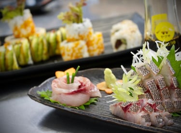 des assiettes de sushi