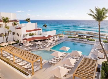 Pool view of the Gr Solaris Caribe hotel