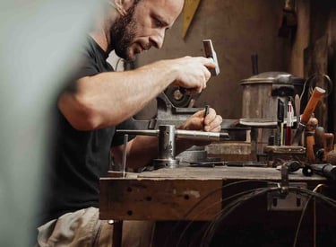 Artisan sans son atelier à Larressore