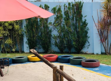 Parquinho INfantil com tanque de areia para crianças e com gangorra