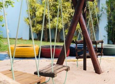 PArquinho INfantil com balanço e pneus 