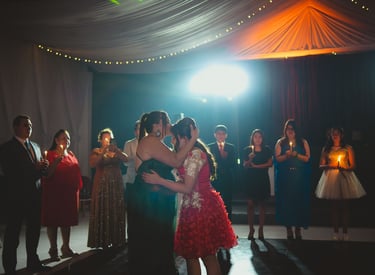 Baile de madre con su hija quinceañera en Quito, Ecuador, colores azul y naranja