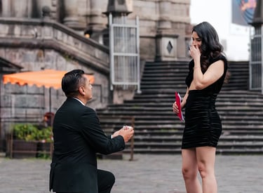 Novio pidiendole matrimonio a su novia en el centro histórico de Quito, pedida de mano