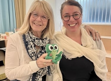 Une femme, Eline Snel, tenant une grenouille dans la main avec Elodie Forget