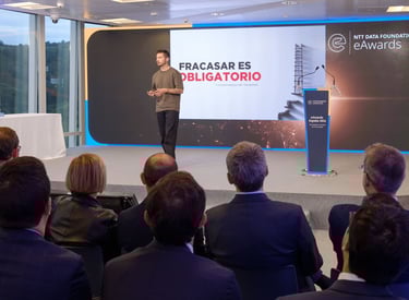 Jagoba Ormaetxea dando una ponencia sobre Fracasar Es Obligatorio en la Torre Iberdrola en Bilbao