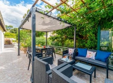 La terrasse au sud avec vue sur le jardin du gîte Le Jardin des Rocailles à Villeneuve-lès-Avignon
