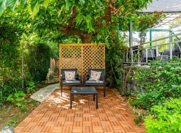 La terrasse sous le platane du gîte Le Jardin des Rocailles à Villeneuve-lès-Avignon
