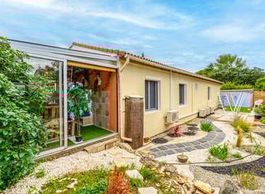 Le jardin zen et la véranda aménagée en jardin intérieur