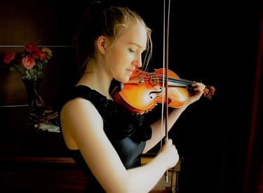 Charlotte Rowan, violinist, headshot