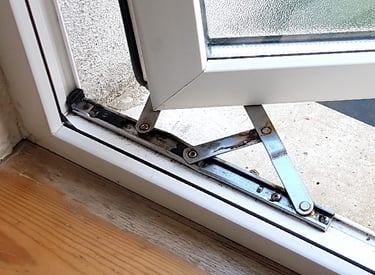 picture of a broken upvc window hinge