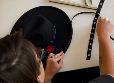 reportage photographique corporate pour une créatrice de chapeaux