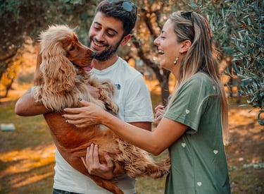 ragazzo e ragazza che tengono in braccio il loro cane