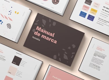 Imagen mostrando distintas páginas del manual de marca de Panaria