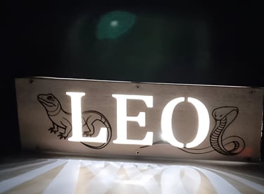 caja de madera con luces y grabado personalizado