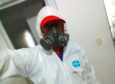 homem com vestimenta de proteção para desentupimento e dedetização
