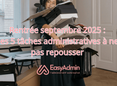Photo d'une femme qui porte beaucoup de classeurs