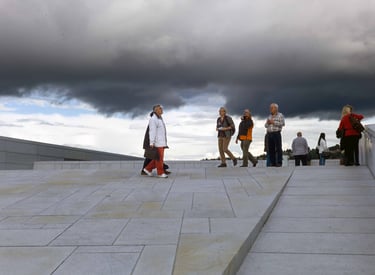 Personnes perdues, nuages noirs, Photo couleur, Pierre Thoretton