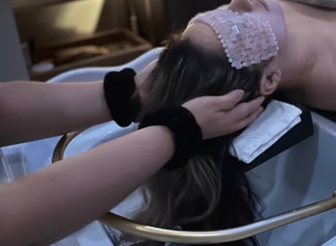 persone qui recois un headspa a la academie viivacore 