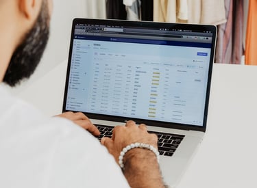 Persona che lavora al computer su progamma gestionale ERP