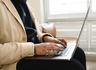 persona che lavora al computer mentre riceve supporto tecnico