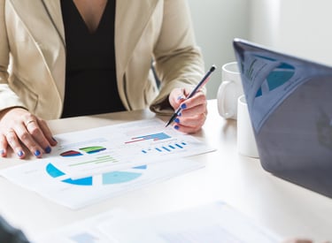 persona che valuta grafici creati con la Business Intelligence