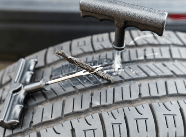 Réparation de pneu par mèche sur place lors d'un dépannage