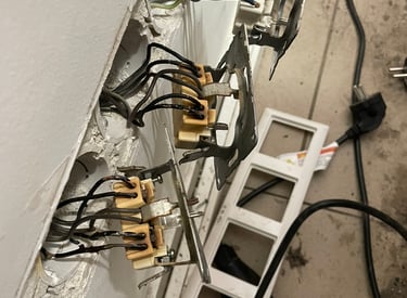 Gedimų taisymas: Elektrikas taisantis elektros gedimą bute Kaune