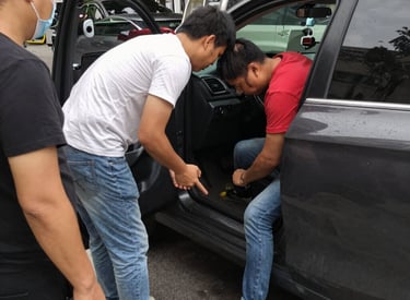auto locksmith helping with a car lockout situation