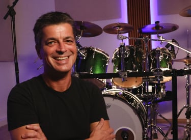 Routinierter Schlagzeuger aus Regensburg im Tonstudio vor dem Drumset – erfahren, vielseitig und 