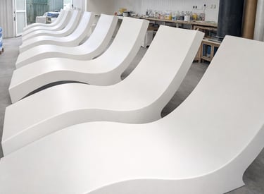 camastros blancos en fibra de vidrio en un taller