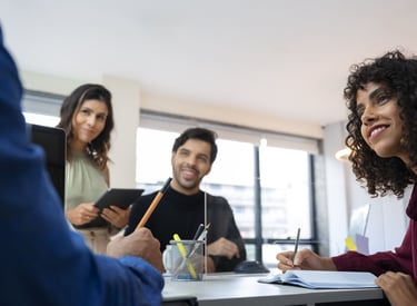 Equipo en capacitación empresarial para fortalecer liderazgo y comunicación.
