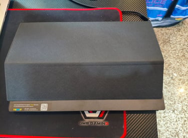 Display portátil com capa protetora fechado numa secretária