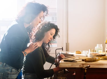 artesanas trabajando juntas en una mesa de joyería