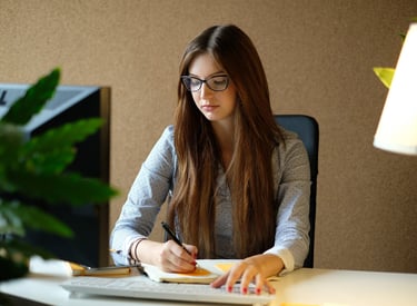 Estudiante universitaria toma apuntes