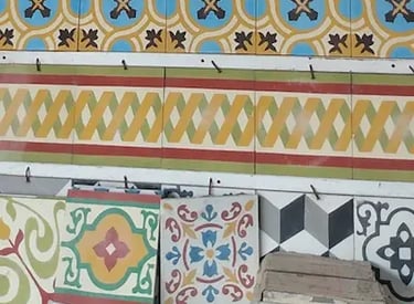 Ladrilhos hidráulicos decorativos, comumente usados para revestir pisos e paredes devido ao seu charme atemporal e designs